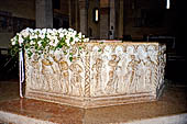 Verona - Complesso architettonico del Duomo, fonte battesimale del battistero di San Giovanni in Fonte.